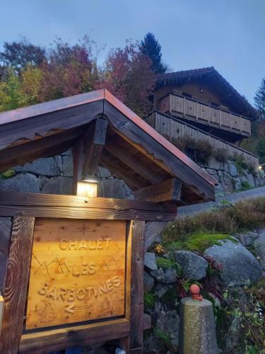 un panneau en bois avec inscription à côté d'un bâtiment dans l'établissement Chalet Typique Vosgien "les Barbotines", à Ventron