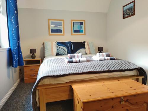 1 dormitorio con 1 cama con 2 almohadas en amazing apartments: Dorset Place - free parking, en Edimburgo