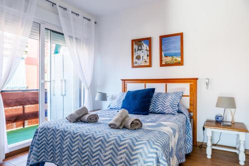 ein Schlafzimmer mit einem Bett mit zwei Handtüchern darauf in der Unterkunft Apartamento IRMASOL in Torre del Mar