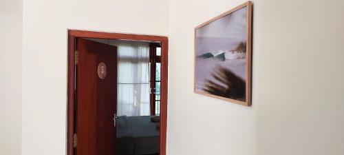 ein Bild hängt an einer Wand neben einer Tür in der Unterkunft The Native Weligama in Weligama