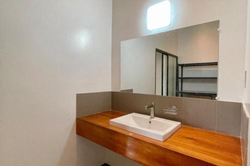 uma casa de banho com um lavatório e um espelho em Country Villa Cagayán de Oro Filipinas em Cagayan de Oro