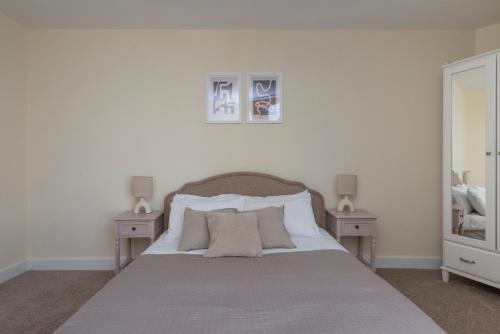 1 dormitorio con 1 cama grande y 2 mesitas de noche en The Lockton - Portobello Road en Londres
