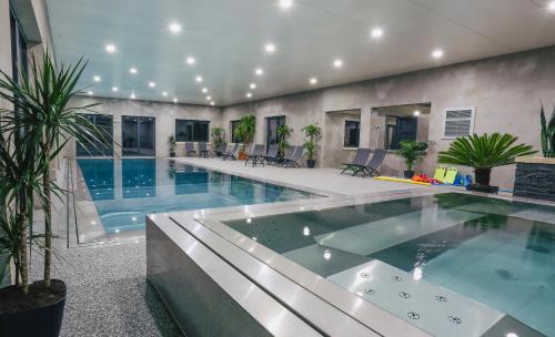 - une grande piscine dans un bâtiment avec piscine dans l'établissement Gîtes Les SOURCES, à Hautefort