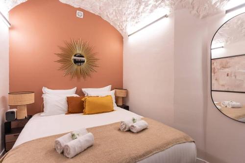 1 dormitorio con 1 cama grande y toallas. en Nouveau-Luxueux Appartement-4P, en París