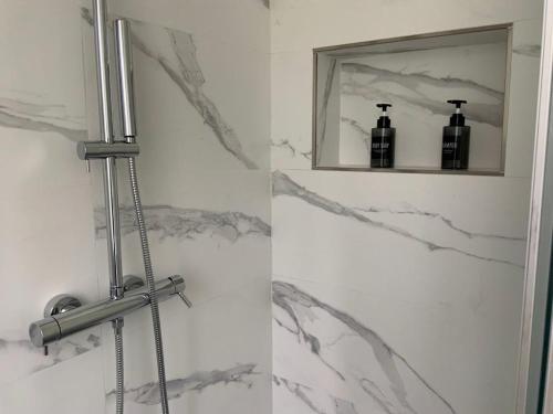 2 fotos de una ducha con espejo en el baño en La Casetta, en Pombia