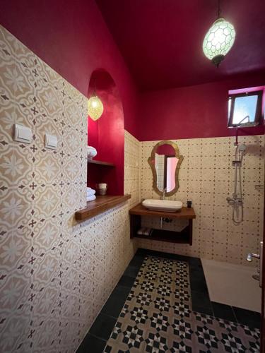 y baño con lavabo y espejo. en Boutique Guesthouse Dar Zohra, en Marrakech