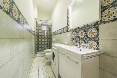 bagno con lavandino e lavatrice di UNYCA - Heart of Florence House a Firenze