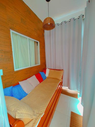 Camera piccola con letto e finestra di Quarto para casal, beiramar continental Florianópolis. a Florianópolis