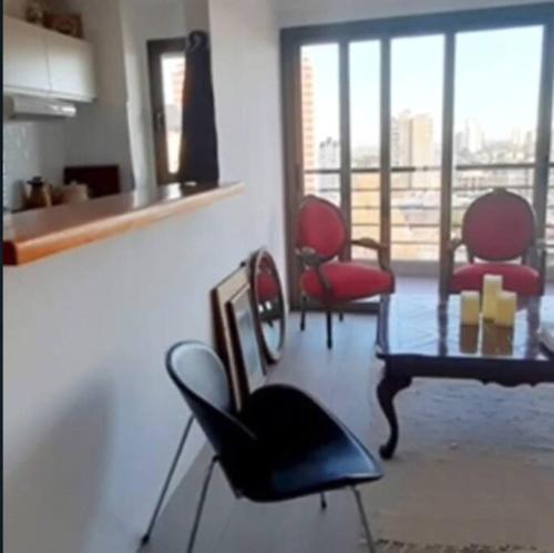 a living room with two chairs and a table at Tigre terrazasaldelta Piso alto in Tigre