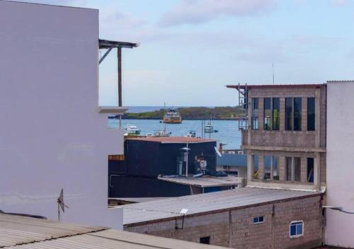 Blick auf einen Hafen mit einem Boot im Wasser in der Unterkunft Blue Horizon, Galápagos in Puerto Baquerizo Moreno