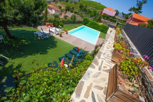 an aerial view of a backyard with a swimming pool at Quinta da Pitarrela in Peso da Régua