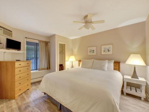 Ένα ή περισσότερα κρεβάτια σε δωμάτιο στο 105 Pointes North Inn