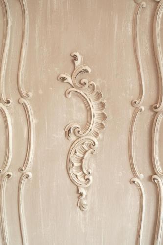 a white wall with a gold design on it at Hotel Real d Obidos in Óbidos