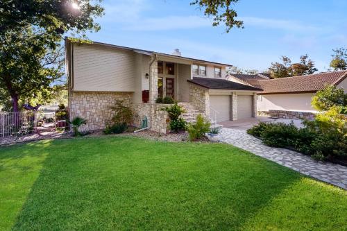 a house with a green lawn in front of it at Bay Point Paradise in Horseshoe Bay