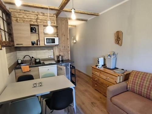 eine Küche und ein Wohnzimmer mit einem Tisch und Stühlen in der Unterkunft Casa Andrea in Pila