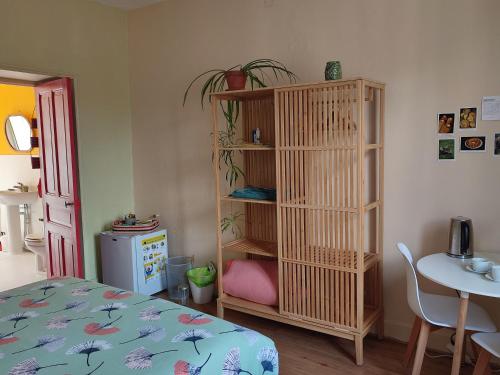 Habitación con cama, estante de libros y mesa. en Entre Meuse et forêt, en Revin