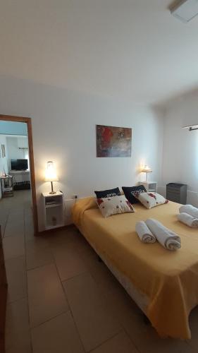 1 dormitorio con 2 camas y espejo en Sterlizia departamento en Olavarría