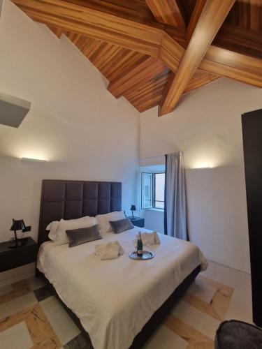 een slaapkamer met een groot bed en houten plafonds bij Corso Suite Style in Rome