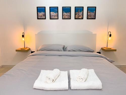 1 dormitorio con 1 cama con 2 toallas en Le Vie del Borgo, en Sannicandro di Bari