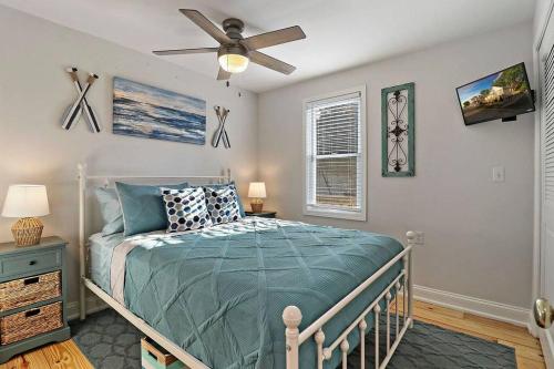 1 dormitorio con 1 cama y ventilador de techo en Cute & Cozy 2/1 Lakeview House on Chain O Lakes, en Fox Lake