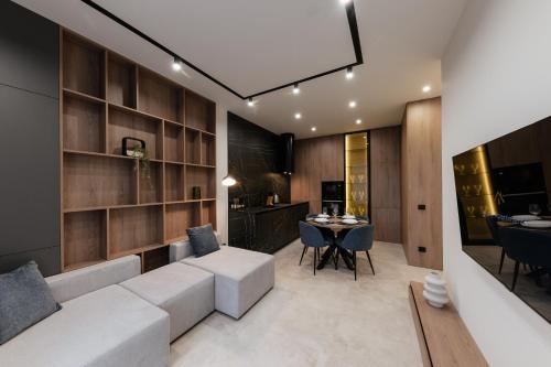 sala de estar con sofá y mesa en Luxury Apartments BUDAPEST, en Uzhhorod