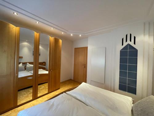 ein Schlafzimmer mit einem Bett und einem großen Spiegel in der Unterkunft Moderne Wohnung in LKH Nähe in Graz