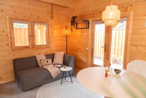 ein Wohnzimmer mit einem Sofa und einem Tisch in der Unterkunft Logeren in Veere in Veere