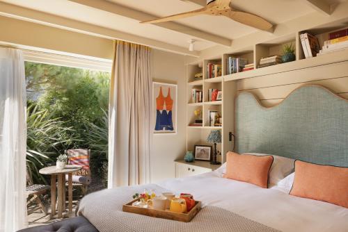 een slaapkamer met een bed en een dienblad met fruit erop bij The Gallivant in Rye