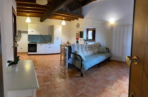 a living room with a couch and a kitchen at civico 8 in Viterbo