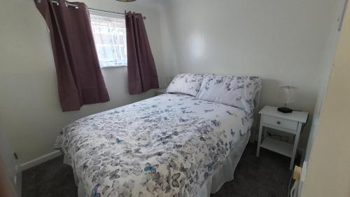 1 dormitorio con cama y ventana en 89 Florida Park, en Hemsby