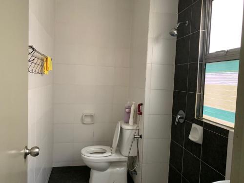 a small bathroom with a toilet and a shower at Alliv NSF Studio & 1 Bedroom Apartment Stay in Brinchang
