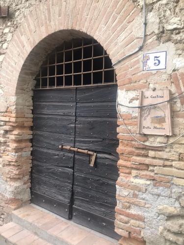 una puerta de garaje negra en una pared de ladrillo en Cantina della musica per eventi en San Polo