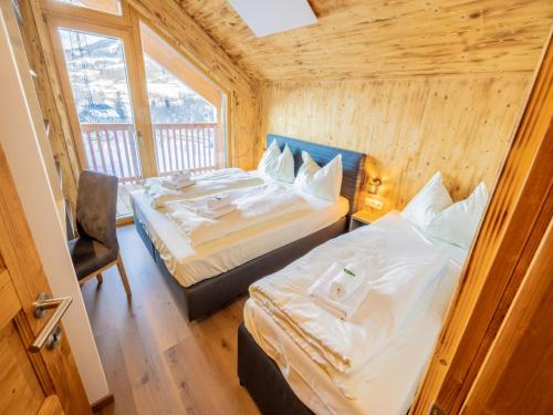 2 camas en una habitación pequeña con ventana en Woody 17, en Sankt Lorenzen ob Murau