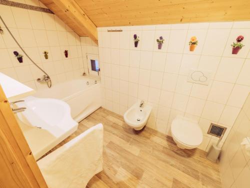uma casa de banho com um lavatório, um WC e uma banheira em Woody 13 em Sankt Lorenzen ob Murau