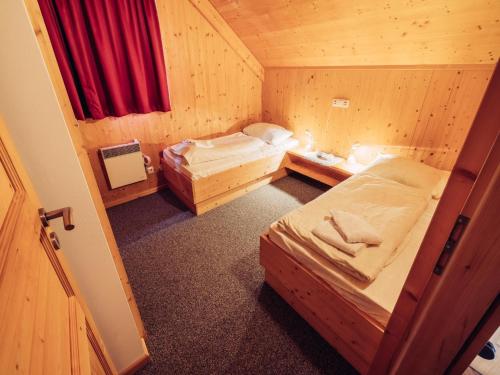 Habitación pequeña con 2 camas en una cabaña en Woody 9, en Sankt Lorenzen ob Murau