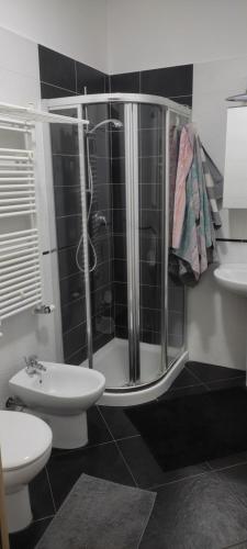 y baño con ducha, aseo y lavamanos. en MI CASA ES TU CASA en San Paolo