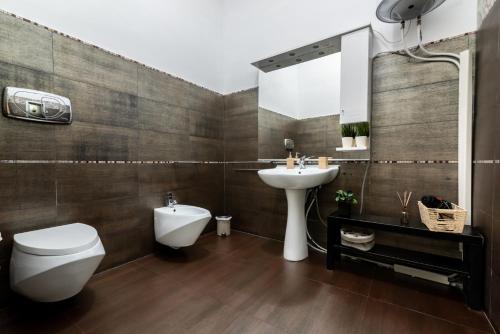 カターニアにあるZefnea Houseのバスルーム(洗面台、トイレ、鏡付)