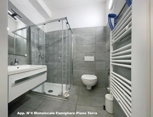e bagno con doccia, servizi igienici e lavandino. di 3V apartments Bardolino a Bardolino