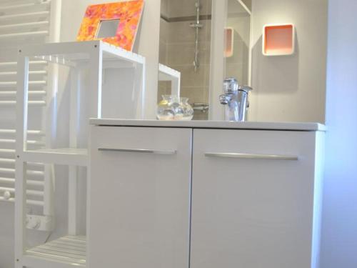baño con armario blanco y lavamanos en Gîte Esse, 3 pièces, 5 personnes - FR-1-653-23, en Esse
