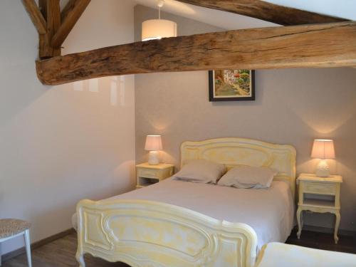 ein Schlafzimmer mit einem Bett mit zwei Tischen und zwei Lampen in der Unterkunft Gîte Esse, 3 pièces, 5 personnes - FR-1-653-23 in Esse