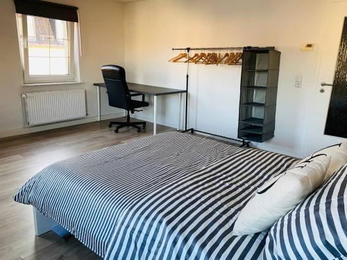 弗賴塔爾的住宿－Ihr Zimmer in Freital bei Dresden，一间卧室配有一张床、一张桌子和一把椅子
