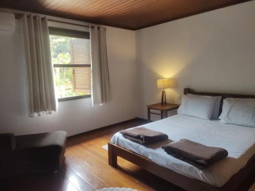 Katil atau katil-katil dalam bilik di Vila da Sol Itaipava casas e estúdios