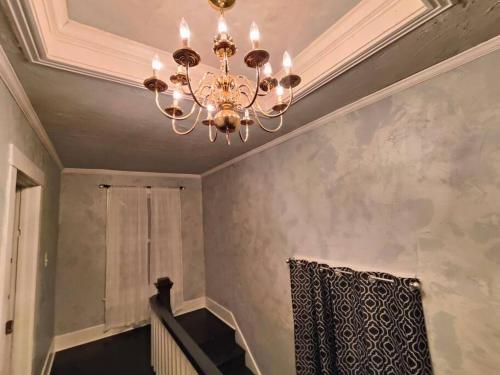 Gallery image of The vampire's den, downtown big house, pets ok in Fort Smith