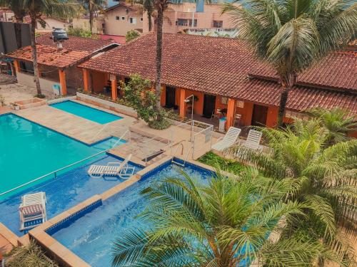 eine Luftansicht eines Hauses mit Pool in der Unterkunft Pousada Costa da Riviera in Bertioga