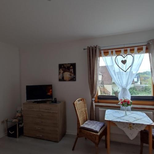 uma sala de estar com uma mesa e uma janela em Gästehaus Familie Rinke em Bad Harzburg