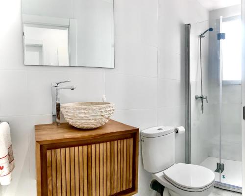 y baño con aseo, lavabo y espejo. en Increíbles vistas al Mar en Cabo de Palos