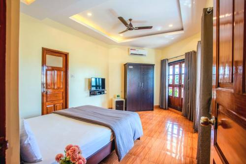 ein Schlafzimmer mit einem Bett in einem Zimmer in der Unterkunft 'Golden Sunset' 3bhk beach villa in Benaulim