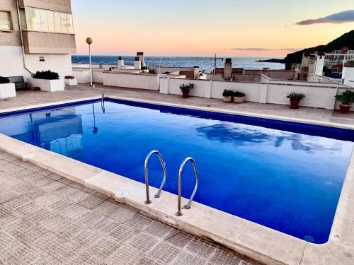 a large blue swimming pool on top of a building at Increíbles vistas al Mar in Cabo de Palos