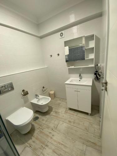 波爾蒂芒的住宿－Dreamsun，白色的浴室设有卫生间和水槽。