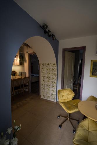 a living room with an archway and a table and chairs at Csipesz_Vendégház in Sümeg